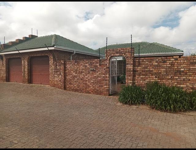 3 BEDROOM TOWNHOUSE FOR SALE IN CULEMBORG PARK